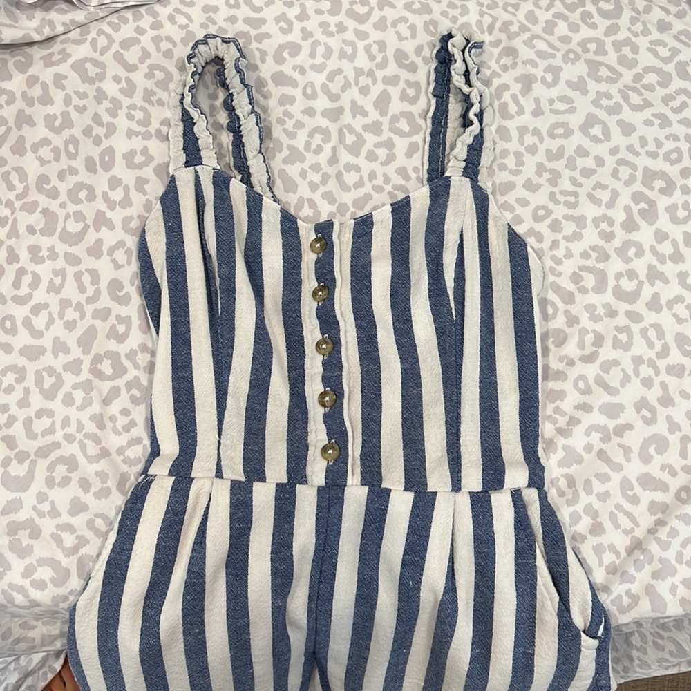 Hollister Romper with buttons size XS